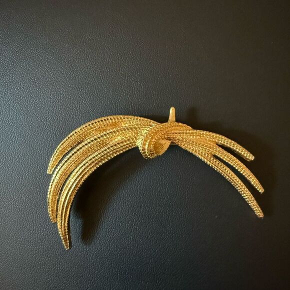 Vintage Signed Monet Wheat Shaft Brooch in Textured Gold Plated Metal. - Picture 4 of 7